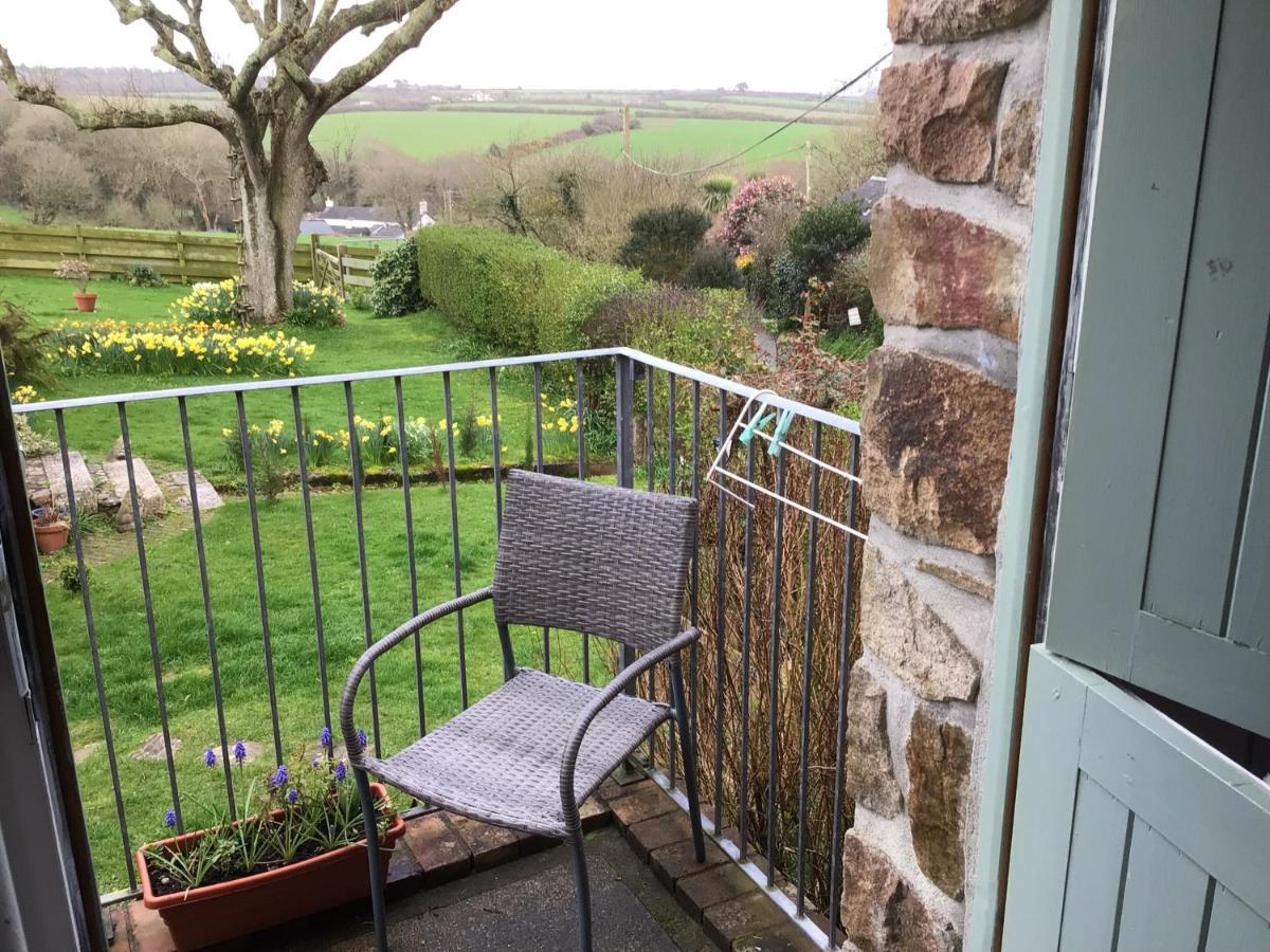 Cozy Camborne Studio Retreat With Two Single Beds Exterior photo